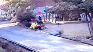 TEREKAM CCTV SAAT BERAKSI, DUA PENCURI SPESIALIS PERKANTORAN DI JEMBER DIRINGKUS POLISI