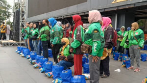 MANTAN OJOL DI AMERIKA KIRIM SEMBAKO UNTUK 100 SRIKANDI ASPAL JEMBER