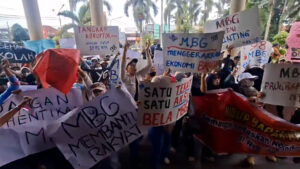 RIBUAN WARGA DATANGI DPRD JEMBER, DUKUNG KEBERLANJUTAN PROGRAM MBG