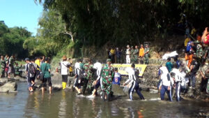 Hari Sungai Nasional, Warga dan APH Bersihkan Sungai Bedadung serta Tebar 6.000 Benih Ikan