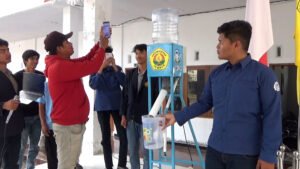 Mahasiswa UNEJ Kembangkan ‘SIPKOM’, Alat Pakan Ikan Otomatis Berbasis IoT di Desa Gugut