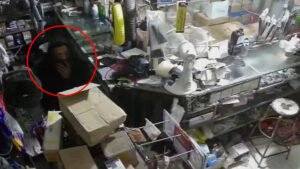 Aksi Pembobolan Toko Bangunan di Sumbersari Jember Terekam CCTV, Pelaku Masuk Lewat Plafon