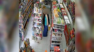 Terekam CCTV, Perempuan Diduga Curi Sejumlah Karung Beras di Jember