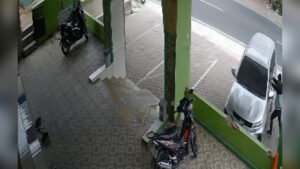 DITINGGAL SALAT BERJAMAAH, TAS DAN LAPTOP MILIK JEMAAH MASJID DI JEMBER DICURI