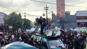 Bawa 18 Tuntutan, Ratusan Mahasiswa Jember Gelar Aksi Indonesia Sadar di DPRD